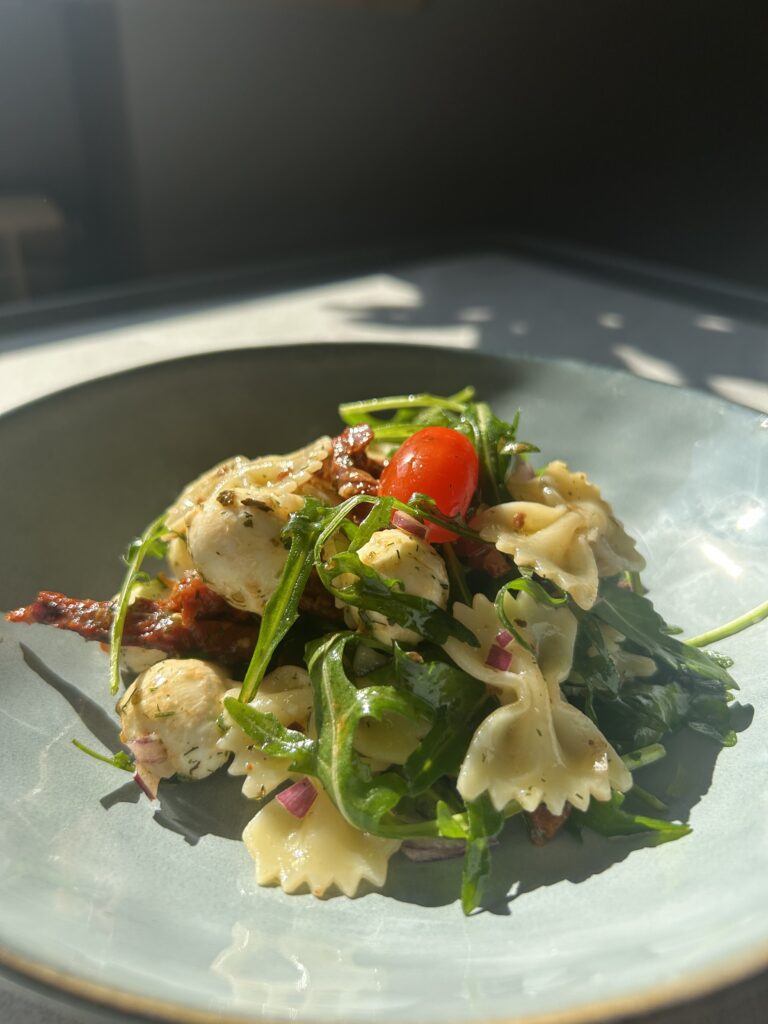 SAŁATKA Z USZONYMI POMIDORAMI