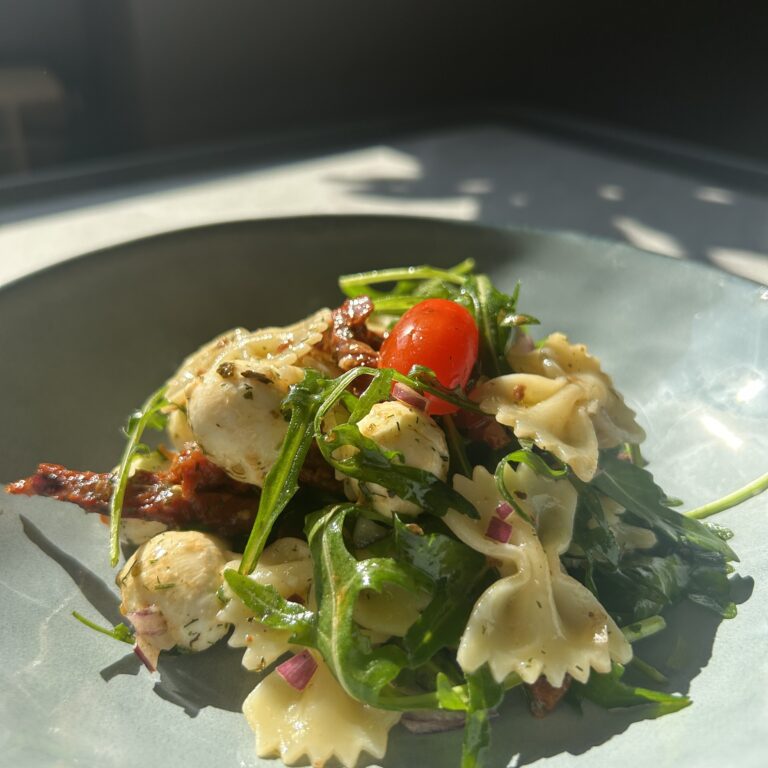 SAŁATKA Z USZONYMI POMIDORAMI