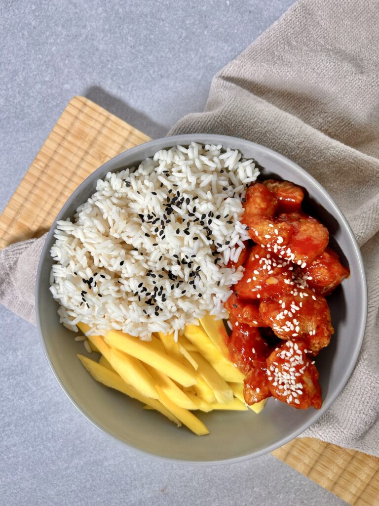 CHRUPIĄCY KURCZAK Z MANGO I RYŻEM